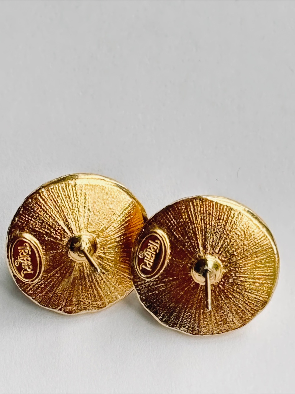 Trifari Vintage 70s 80s Black Rhinestone Cabochon Gold Tone Pierced Earrings - Picture 4 of 5